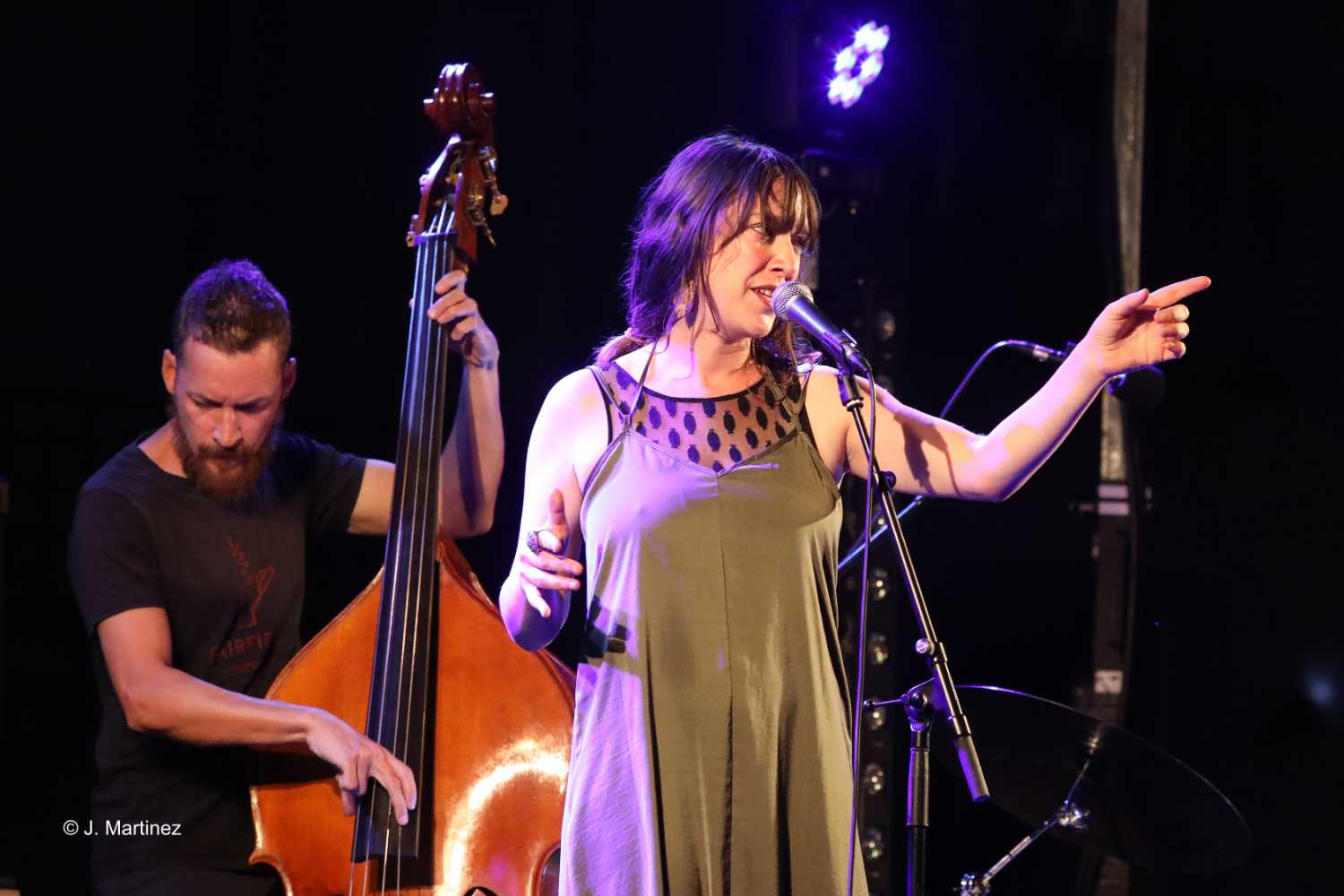 Charlotte Planchou sur scène avec sa formation