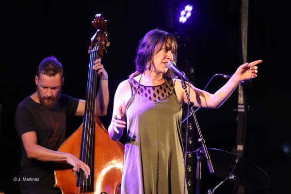 Charlotte Planchou sur scène avec sa formation
